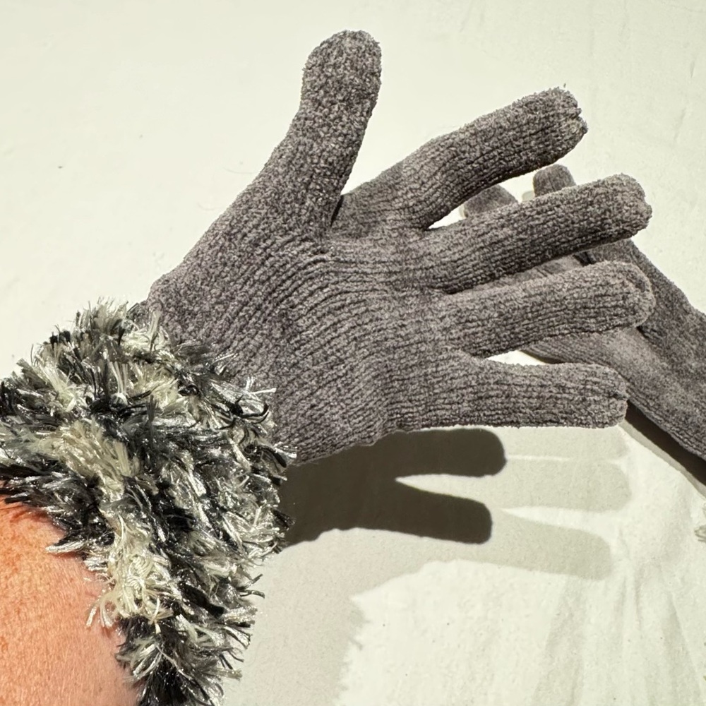 Merona Women's Grey Gloves One Size Fits most, preowned but never used - Picture 5 of 7